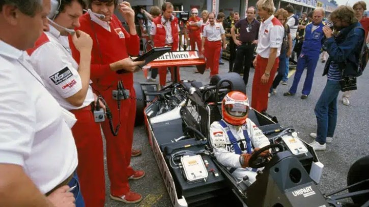 Ο Barnard (δεύτερος αριστερά) με τη McLaren MP4 από ανθρακονήματα που οδηγούσε ο Niki Lauda στην Monza το 1983